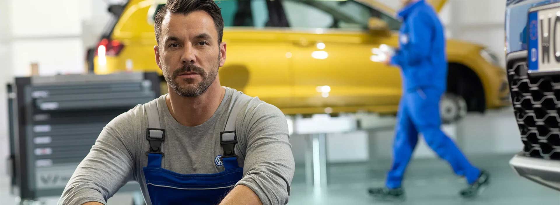 Técnico em uma oficina Volkswagen